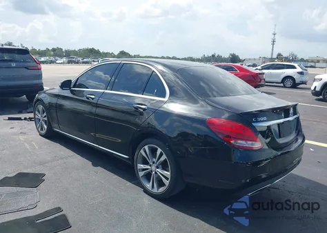 2017 Mercedes-Benz C 300 Luxury/Sport z USA, uszkodzony, nr VIN 55SWF4JB2HU210109